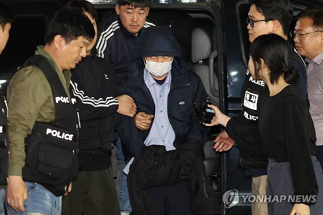 긴급체포된 시흥 흉기사건 용의자 차철남 (시흥=연합뉴스) 홍기원 기자 = 시흥 흉기사건의 용의자인 차철남이 19일 경찰에 긴급체포돼 경기 시흥경찰서로 압송되고 있다.
    차철남은 이달 시흥시 정왕동 소재 자기 집 등에서 2명을 살해하고, 이날 인근의 편의점 주인과 자기집 건물주 등 2명을 흉기로 찔러 다치게 한 혐의를 받고 있다. 2025.5.19 xanadu@yna.co.kr