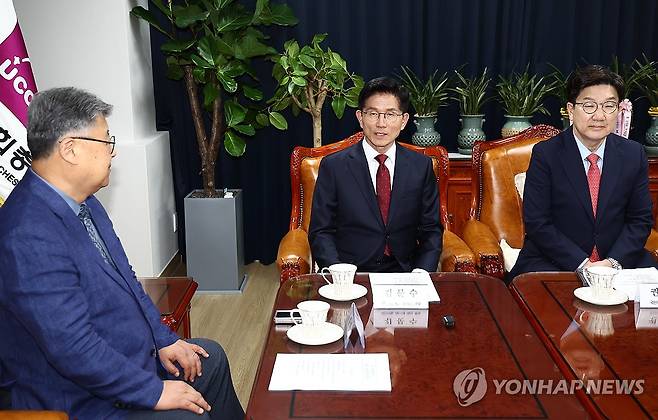 한국교회총연합 방문해 인사말하는 김문수 후보 (서울=연합뉴스) 류영석 기자 = 국민의힘 김문수 대선 후보가 19일 서울 종로구 한국기독교회관을 방문, 김종혁 한국교회총연합 대표회장과 대화를 나누고 있다. 2025.5.19 [공동취재] ondol@yna.co.kr