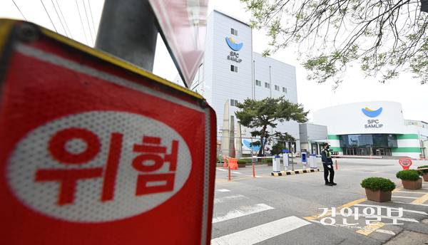19일 시흥시 소재 SPC삼립 시화공장에서 윤활유를 뿌리는 작업을 하던 중 50대 여성 근로자가 숨지는 사고가 발생했다. 사진은 이날 시흥시 SPC삼립 시화공장 모습. 2025.5.19 /최은성기자 ces7198@kyeongin.com