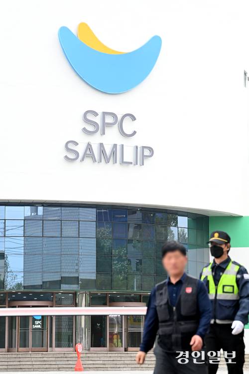 19일 시흥시 소재 SPC삼립 시화공장에서 윤활유를 뿌리는 작업을 하던 중 50대 여성 근로자가 숨지는 사고가 발생했다. 사진은 이날 시흥시 SPC삼립 시화공장 모습. 2025.5.19 /최은성기자 ces7198@kyeongin.com