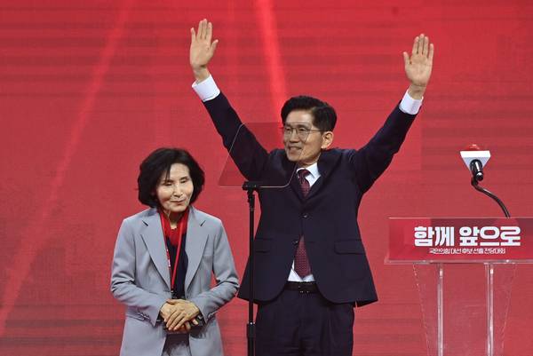 3일 오후 국민의힘 전당대회에서 대선 후보로 선출된 김문수 후보가 아내 설난영 여사를 단상으로 불러 지지자들의 환호에 인사하고 있다. 2025.5.3 /경기사진공동취재단