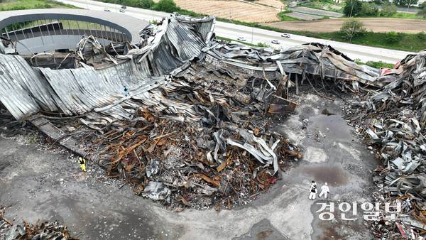 최근 이천시 부발읍 한 대형 물류센터에서 화재가 발생한 가운데 20일 오전 경찰과 소방당국, 국과수 등 관계기관들이 현장 합동 감식을 하고 있다. 2025.5.20 /최은성기자 ces7198@kyeongin.com