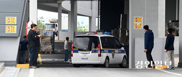최근 이천시 부발읍 한 대형 물류센터에서 화재가 발생한 가운데 20일 오전 경찰과 소방당국, 국과수 등 관계기관들이 현장 합동 감식을 하고 있다. 2025.5.20 /최은성기자 ces7198@kyeongin.com