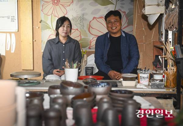 도예가 부부 양수열·박병욱 작가가 여주시 도자기 스튜디오 ‘살래요’의 작업실 내부에서 포즈를 취하고 있다. 두 작가는 유약 없이도 아름다운 빛깔이 완성되는 ‘무유도자기’를 고집하고 있다. 사진/이지훈기자 jhlee@kyeongin.com