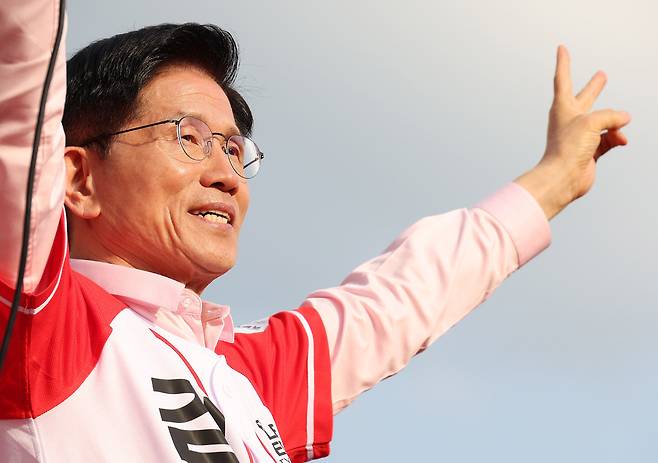 ▲ 국민의힘 김문수 대선 후보가 20일 경기 하남시 스타필드 하남 인근에서 유세를 하고 있다. /사진제공=연합뉴스