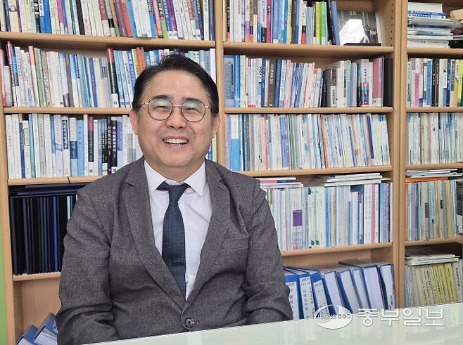 이경석 안양시율목종합사회복지관장이 중부일보와 인터뷰 후 사진촬영을 하고 있다. 하재홍기자
