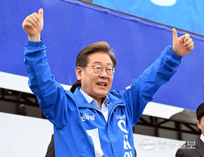 이재명 더불어민주당 대선후보가 20일 오후 고양시 일산동구 일산문화광장에 마련된 유세차량에 올라 지지를 호소하고 있다. 임채운기자