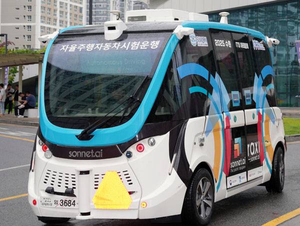 2025 수원 ITS 아태총회가 개최되는 수원컨벤션센터 앞에서 자율주행 차량이 시험 운행을 준비하고 있다.