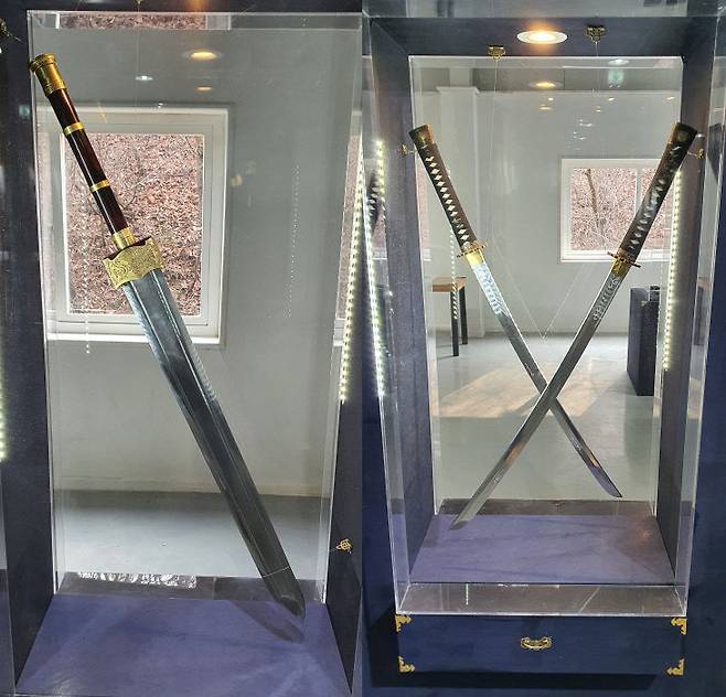 드라마 도깨비 소품으로 사용된 도깨비검(왼쪽) 영화 명량의 이순신 장검(오른쪽)이 고려도검 전시관에 자리하고 있다.금상진 기자