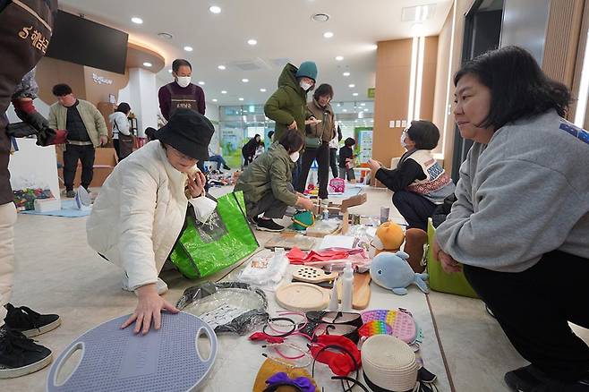 해남 자원순환복합센터에서 진행되는 체험 프로그램(上)과 나눔장터 /해남군 제공