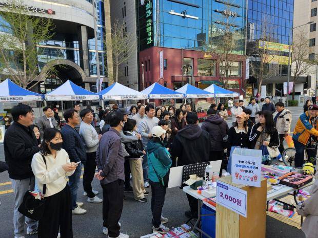 지난 4월 광주시 동구 금남로 차 없는 거리에서 아나바다 장터가 운영되는 모습. <광주시 동구 제공>