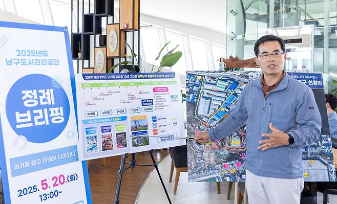 울산 장생포 고래문화특구 모습. 울산매일 포토뱅크&nbsp;김재두 울산남구도시관리공사 경영기획실장이 20일 울산 남구 장생포 웨일즈판타지움에서 열린 정례브리핑에서 장생포 고래문화특구의 관광 실적과 기대효과 등에 대해 설명하고 있다. 최지원 기자