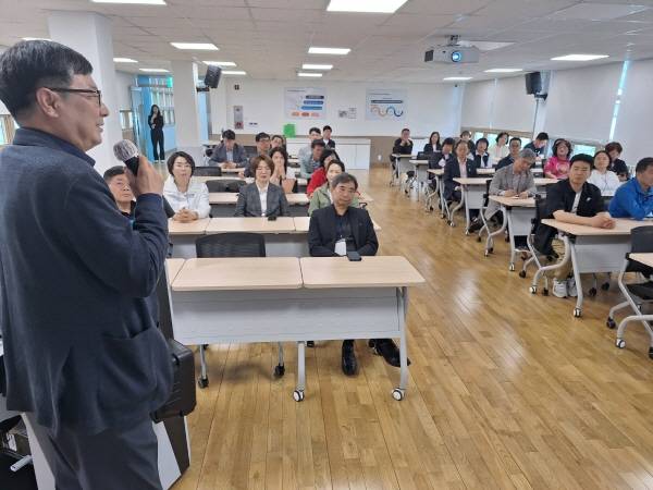 정대율 경상국립대 경영대학장이 남명 조식 사상과 GS 가문의 사회적 실천에 대해 강의하고 있다.