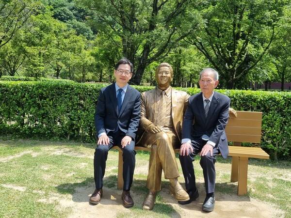 김장하(오른쪽) 선생과 김경수(왼쪽) 전 경남도지사가 김해 봉하마을에 있는 노무현 전 대통령 조각상 벤치에서 기념 촬영을 하고 있다. /이수경 기자