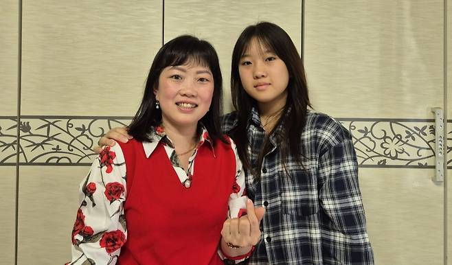 쩐티이엔피 씨가 딸 강수진 양과 함께 손하트를 만들어 보이고 있다. /장은희기자