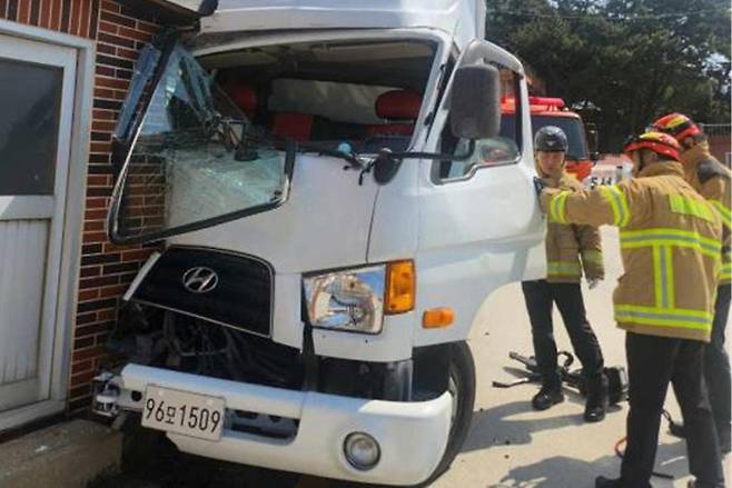 울릉119 대원들이 유압을 이용해 차량문을 열고 운전자를 구했다./울릉119