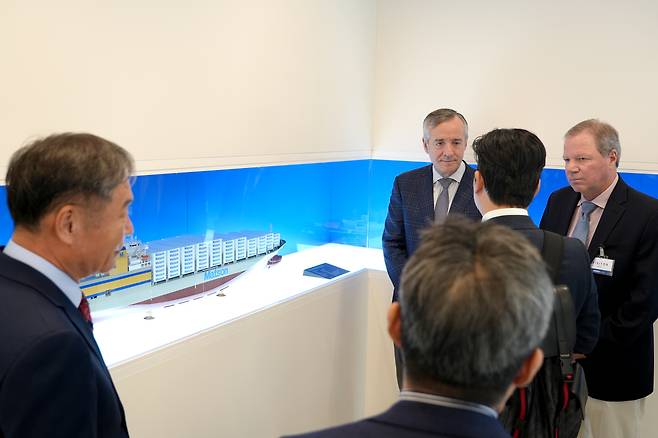 나스코 조선소에서 건조한 LNG추진 컨테이너선의 설명을 듣고있는 제너럴 다이내믹스 임원단. /디섹 제공