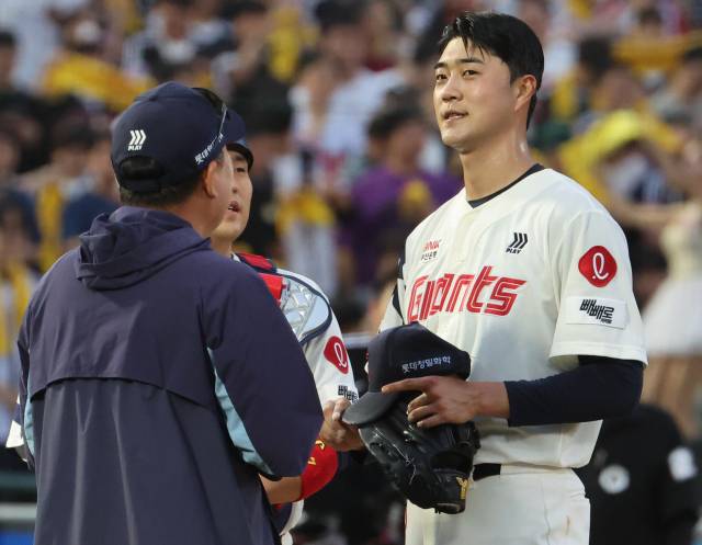 20일 부산 사직야구장에서 열린 프로야구 2025 신한 SOL 뱅크 KBO리그 LG 트윈스와 롯데 자이언츠의 경기. 롯데 선발 투수 윤성빈이 2회 초 6실점 후 교체되고 있다. 연합뉴스