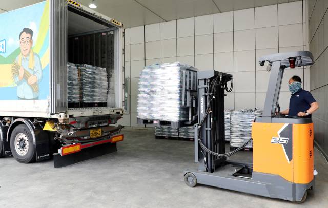 20일 오전 하동군 금남면 하동군농협쌀조합공동사업법인에서 일본으로 수출되는 하동섬진강쌀을 차량에 싣고 있다./하동군/