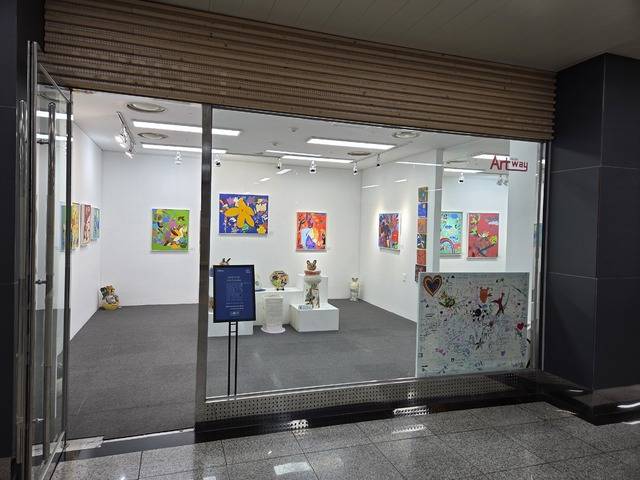 발달장애 청년 작가 정지원, '사랑은 언제나 옳다' 개인전이 열리고 있는 모습. 권예인 인턴