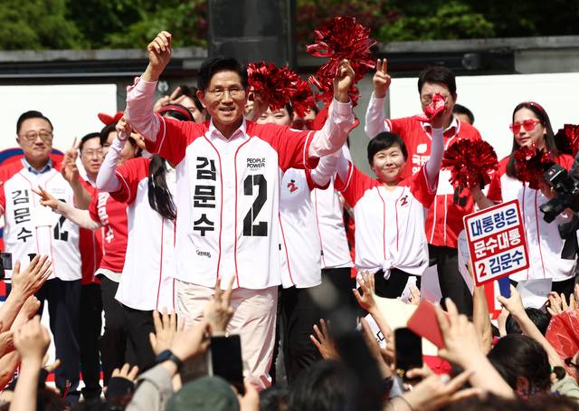 국민의힘 김문수 대선 후보가 20일 서울 서초구 고속터미널역 인근에서 집중유세를 하고 있다. 사진공동취재단.연합뉴스