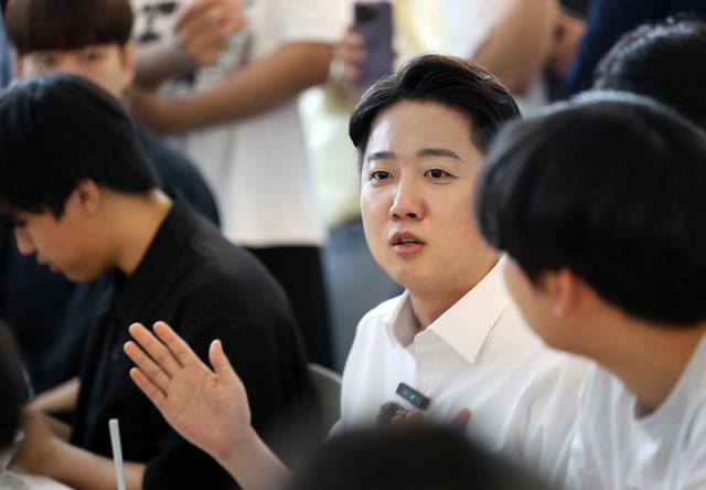 개혁신당 이준석 대선 후보가 20일 광주 북구 전남대학교에서 진행한 '학식먹자 이준석' 행사에서 학생들과 점심을 먹으며 대화를 나누고 있다.연합뉴스