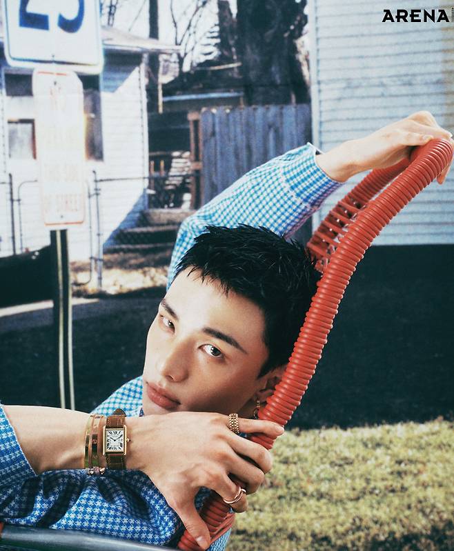 왼손에 착용한 (왼쪽부터) 옐로 골드 소재의 LOVE 브레이슬릿 미디엄·핑크 골드 소재의 LOVE 브레이슬릿 클래식·옐로 골드 케이스의 탱크 루이 까르띠에 워치 라지·검지에 착용한 핑크 골드 소재의 저스트 앵 끌루 링 클래식·소지의 핑크 골드 소재 클래쉬 드 까르띠에 링 더블 로우·핑크 골드 소재 LOVE 이어링 모두 까르띠에 제품. 캐시미어 소재 체크 셔츠 배리 by 분더샵 제품.