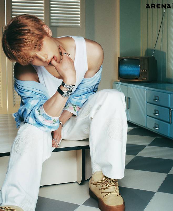 오른손에 착용한 (위부터) 스틸 케이스의 산토스 드 까르띠에 워치 스몰·그레이 래커로 장식한 앨리게이트 가죽 스트랩의 산토스 뒤몽 마이크로 로터 스켈레톤 워치 라지·검지에 착용한 다이아몬드 세팅의 화이트 골드 LOVE 링 클래식·로듐 도금 화이트 골드 소재의 중지의 저스트 앵 끌루 링 클래식·왼손에 착용한 (위부터) 화이트 골드 소재의 브러시드 피니싱 LOVE 브레이슬릿 클래식·화이트 골드 소재의 LOVE 브레이슬릿 스몰·검지에 착용한 로듐 도금 화이트 골드 소재의 클래쉬 드 까르띠에 링 미디엄·약지의 브릴리언트 컷 다이아몬드가 세팅된 화이트 골드 LOVE 링 스몰 모두 까르띠에 제품. 체크 패턴 재킷 안나 수이, 팬츠 드리스 반 노튼 by 분더샵, 레이스업 워커 ERL, 슬리브리스 톱 스타일리스트 소장품.