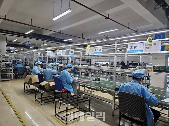 지난 14일 중국 후난성 창사의 의료기기업체인 후난비욘드 공장에서 직원들이 일하고 있다. (사진=이데일리 이명철 특파원)