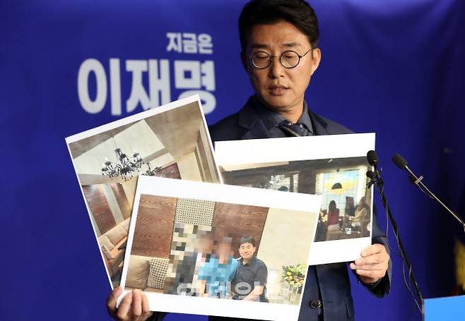 노종면 더불어민주당 선거대책위 대변인이 19일 오후 서울 여의도 더불어민주당사에서 기자회견을 열고 지귀연 서울중앙지법 부장판사의 유흥업소 접대 의혹 증거사진을 공개하고 있다 (사진=노진환 기자)