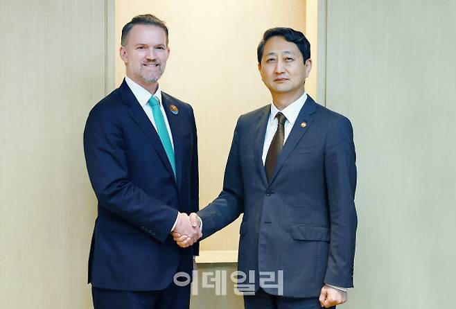 안덕근 산업통상자원부 장관이 16일 제주 서귀포시 제주국제컨벤션센터(ICC)에서 제이미슨 그리어(Jamieson Greer) 미국 무역대표부(USTR) 대표를 만나 악수하고 있다.(사진=산업부)