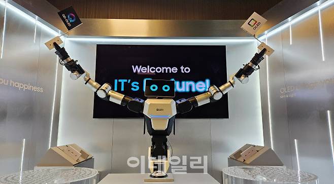 삼성 OLED의 가볍고 얇은 특성을 이색적인 퍼포먼스를 통해 선보이고 있는 레인보우로보틱스의 이동형 양팔로봇 (사진=삼성디스플레이)
