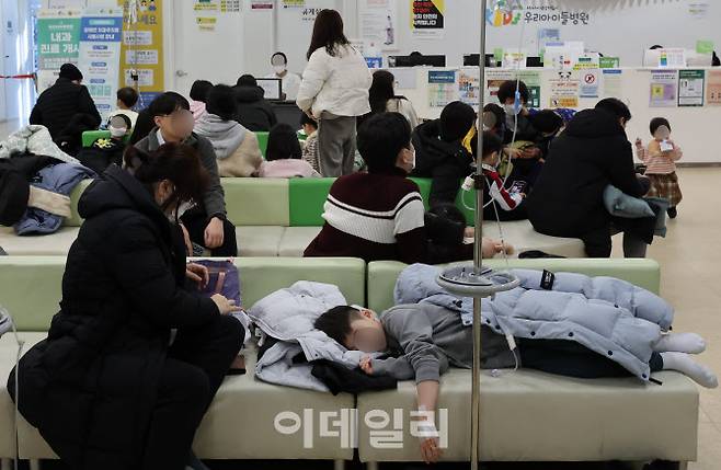 서울의 한 어린이병원을 찾은 부모와 어린이들이 진료를 받기 위해 기다리고 있다. (사진=방인권 기자)