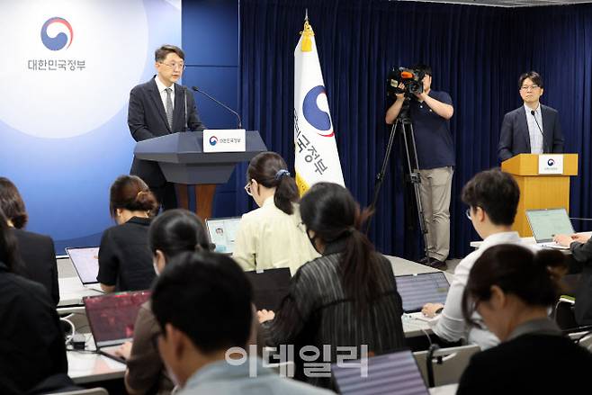 최우혁 과학기술정보통신부 정보보호네트워크정책관이 19일 정부서울청사에서 SKT 침해사고 관련 민관합동조사단 중간 조사 결과를 발표하고 있다.(사진=뉴시스)