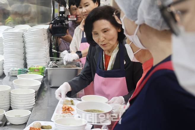 김문수 국민의힘 대통령 후보의 부인 설난영 여사가 20일 서울시립 은평노인종합복지관을 찾아 배식봉사 활동을 하고 있다. 국민의힘 제공.