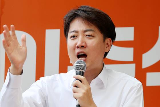 이준석 개혁신당 대선 후보가 지난 19일 오후 광주 북구 전남대학교 후문 앞에서 열린 유세에서 지지를 호소하고 있는 모습. 〈사진=연합뉴스〉