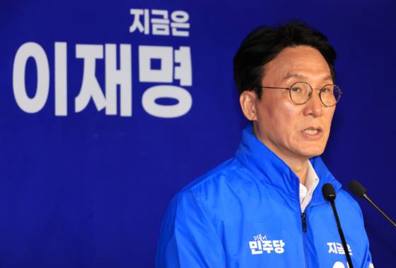 지난 15일 서울 여의도 중앙당사에서 열린 기자간담회에서 발언하는 김민석 더불어민주당 상임공동선대위원장.〈사진=연합뉴스〉