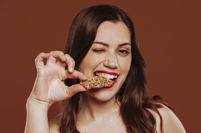 과체중 및 비만인 사람들이 단백질인 콜라겐이 강화된 단백질 바를 섭취한 결과, 섭취하지 않은 사람들보다 체중 감량 효과가 두 배 더 높았다. [사진= 게티이미지뱅크]