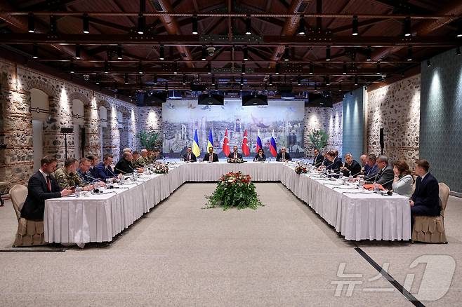 지난 16일(현지시간) 튀르키예 이스탄불에서 열린 우크라이나와 러시아의 평화 협상 회담에서 양측이 튀르키예 관계자들이 바라보는 가운데 마주보고 앉아 있다.  2025.05.16 ⓒ 로이터=뉴스1 ⓒ News1 정지윤 기자