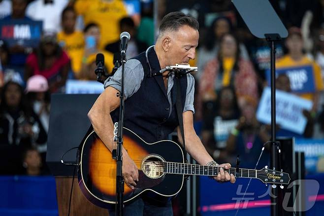 '록의 전설' 브루스 스프링스틴이 지난해 10월 24일(현지시간) 조지아주 클락스턴에서 열린 민주당 대선 후보인 카멀라 해리스 부통령의 선거 집회에 참석해 공연을 하고 있다. 2024.10.25 ⓒ AFP=뉴스1 ⓒ News1 우동명 기자