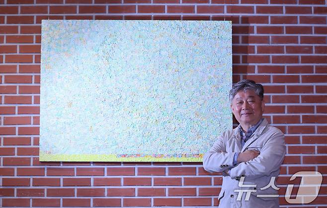 이창규 화백이 19일 서울 중구 정동 프란치스코회관 산다미아노 갤러리에서 뉴스1과 인터뷰를 갖고 있다. 2025.5.19/뉴스1 ⓒ News1 박지혜 기자