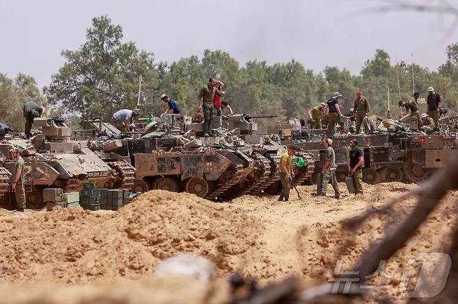 이스라엘군이 18일(현지시간) 가자지구와 이스라엘 국경 인근 지역에서 장갑차 정비 작업을 하고 있다. ⓒ AFP=뉴스1