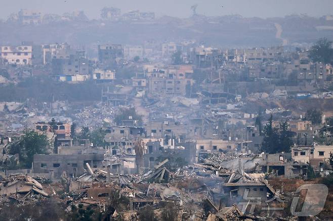 I이스라엘의 가자지구 공습으로 18일(현지시간) 가자지구 접경지역 건불이 파괴돼 있다. ⓒ AFP=뉴스1