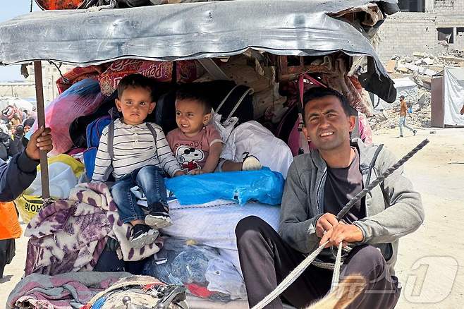 팔레스타인 시민들이 19일(현지시간) 소지품을 챙겨 가자 지구를 떠나고 있다.  ⓒ AFP=뉴스1