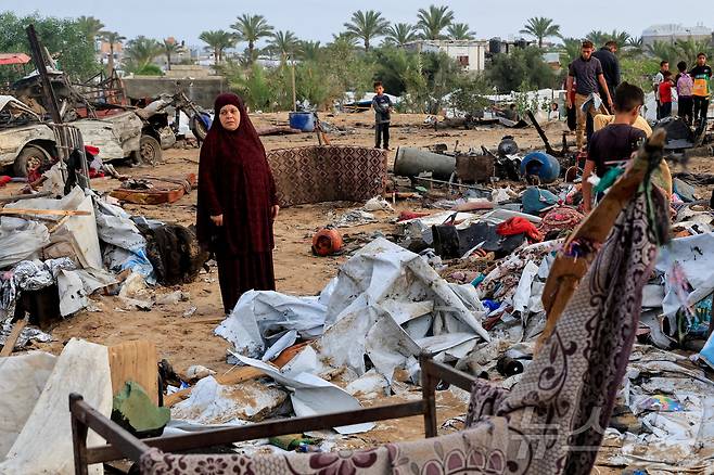 팔레스타인인들이 18일(현지시간) 가자 지구 남부 칸 유니스에서 이스라엘 폭격으로 붕괴된 피난민 텐트를 확인하고 있다. ⓒ 로이터=뉴스1