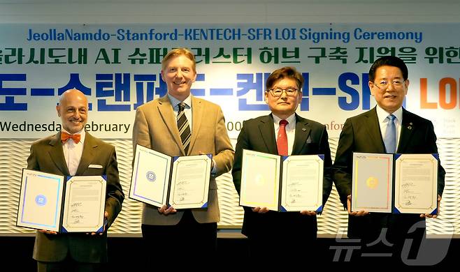 미국을 순방 중인 김영록 전남도지사가 26일(현지 시간) 샌프란시스코의 하얏트 호텔에서 세계 최대 3GW 규모의 ‘솔라시도 Al 슈퍼클러스터 허브’ 구축 성공을 지원하기 위해 스탠퍼드센터, 한국에너지공과대학교, 스톡 팜 로드와 의향서(LOI)에 서명하고 기념촬영을 하고 있다.(전남도 제공. 재판매 및 DB금지) 2025.2.27/뉴스1