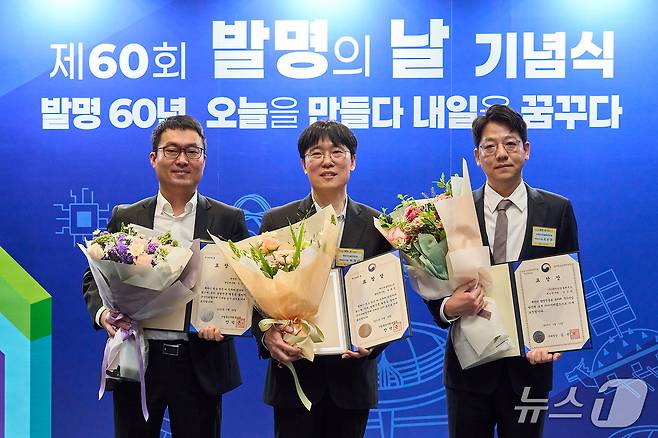 19일 서울 강서구 코엑스 마곡에서 열린 '제60회 발명의날' 기념식에서 (왼쪽부터) 전인욱 HL만도 책임연구원, 박제상 HL만도 책임연구원, 김순태 HL클레무브 책임연구원이 기념 촬영을 하는 모습(HL그룹 제공). 2025.05.19.