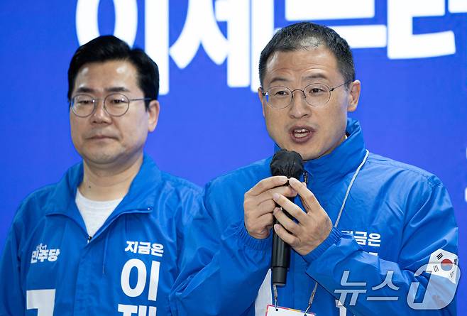 더불어민주당에 입당한 김상욱 의원이 19일 오전 서울 여의도 국회 더불어민주당사에서 열린 입당 환영식에서 인사말을 하고 있다. 2025.5.19/뉴스1 ⓒ News1 이재명 기자