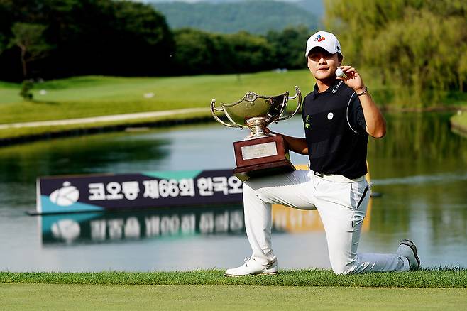 지난해 한국오픈 골프 선수권대회 우승을 차지한 김민쥬. (코오롱한국오픈대회조직위원회 제공)