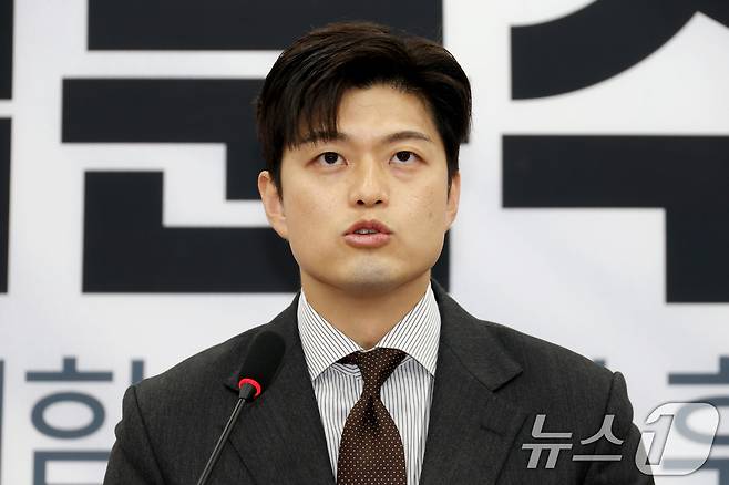김용태 국민의힘 비상대책위원장이 20일 오전 서울 여의도 국회에서 기자회견을 열고 대통령 후보 배우자 TV토론을 제안하고 있다. 2025.5.20/뉴스1 ⓒ News1 이광호 기자